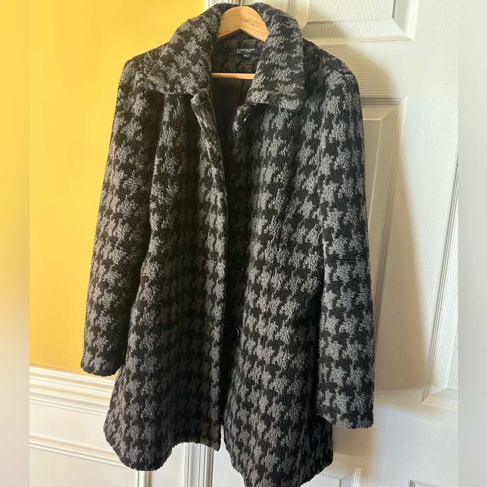 Boucle houndstooth coat, like new